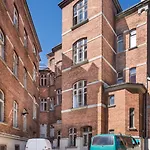 & Bright - Attic In Haeselburg Apartament