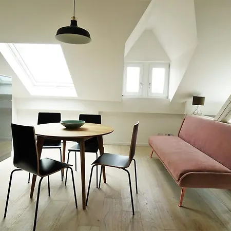 & Bright - Attic In Haeselburg Apartment