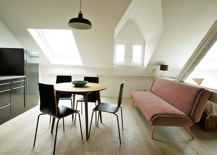 & Bright - Attic In Haeselburg Apartment